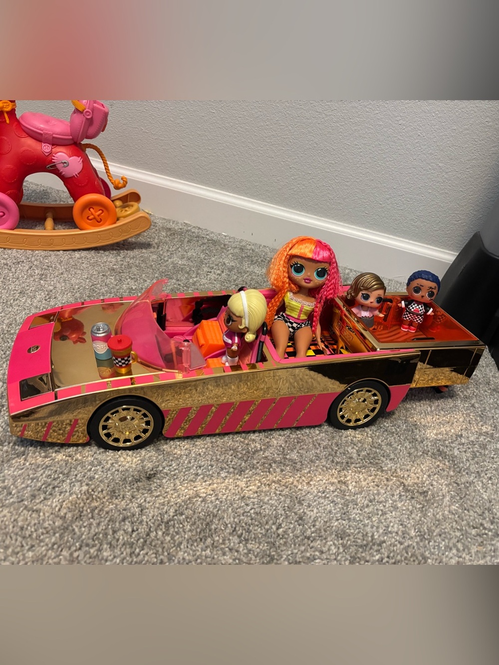 L.O.L. Surprise! Pink and Gold Party Car/pool with Dolls